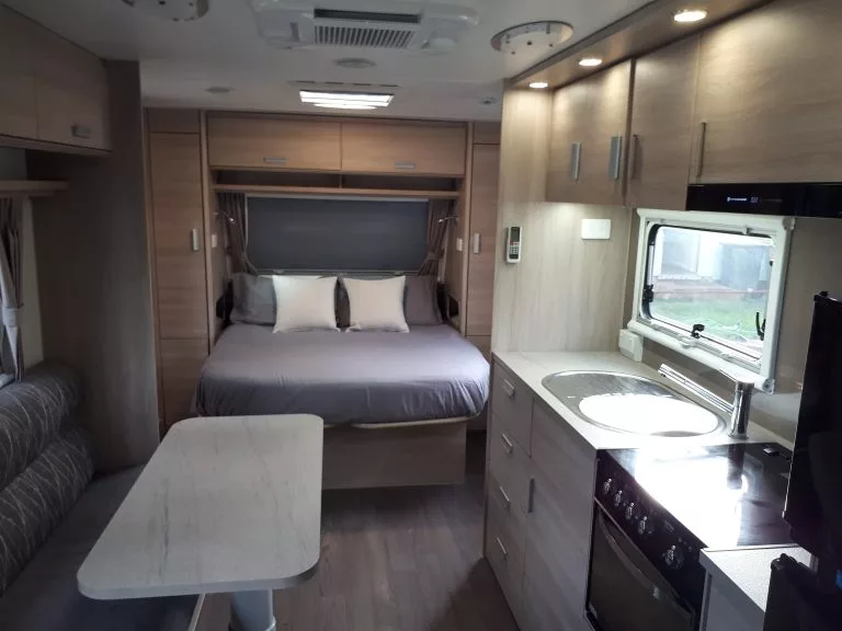 caravan-caravans-hire-campervan-hire-Discovery-Caravan