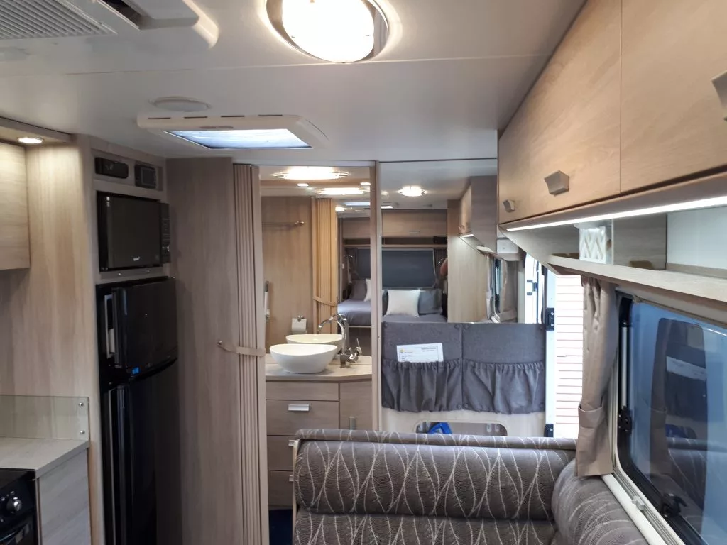 caravan-caravans-hire-campervan-hire-Discovery-Caravan